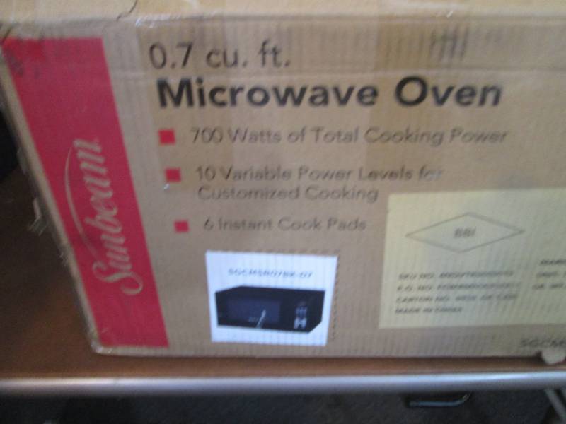 Sunbeam 0.7 Cu. Ft. 700-Watt Counte...