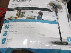 lot 8 image: Black & Decker 16 Pedestal Fan ope...