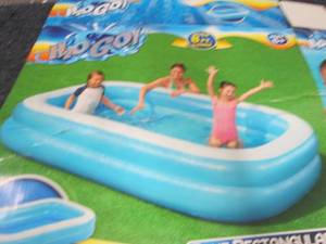 lot 19 image: Bestway Blue Rectangular Family Poo...