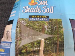 lot 20 image: Sun Shade Sail 16x16x16 open box re...