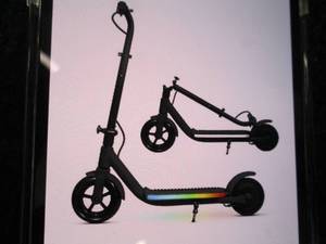 lot 25 image: GlareWheel ES-Y3 Kids Electric Scoo...