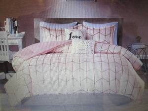 lot 302 image: Intelligent Design Khloe Metallic 5...