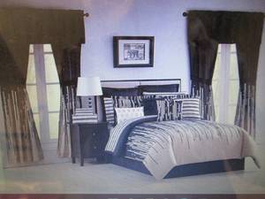 lot 312 image: Gilda 30-Pc. Bedroom Super Set - Qu...