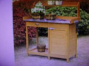 lot 51 image: Convenience Concepts Deluxe Potting...