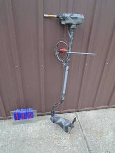 lot 111 image: Vintage camo trolling motor. Oldie but a goodie. Tested & works. As shown.