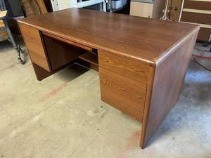 1980s Wood 5 Drawer Desk - Great Condition Just Needs Dusting