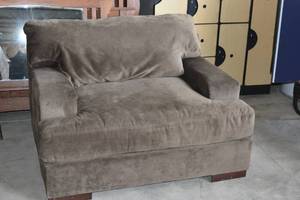 lot 21 image: Oversized Chair