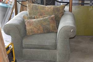 lot 25 image: Oversized Chair