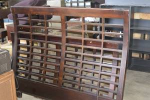 lot 26 image: Bedframe and mirror