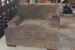 lot 27 image: Oversized Chair
