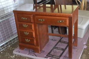 lot 105 image: Desk