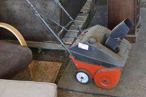 lot 144 image: Snowblower