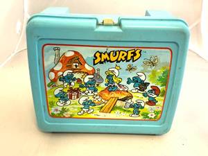 lot 10 image: 1982 Smurfs Plastic Lunchbox