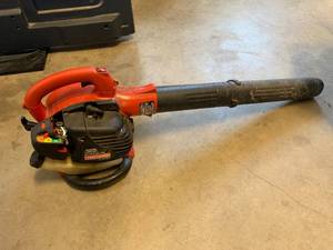 lot 32 image: Craftsman 200 Mph 25cc Gas Blower
