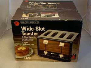 lot 50 image: Vintage Black & Decker Wide Slot Toaster T420, New Old Stock