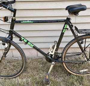 lot 30 image: Trek 7000 Bicycle
