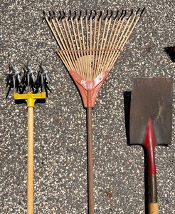 lot 39 image: Long Handled Tool Lot