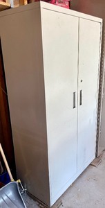 lot 41 image: Metal Storage Cabinet with Shelves