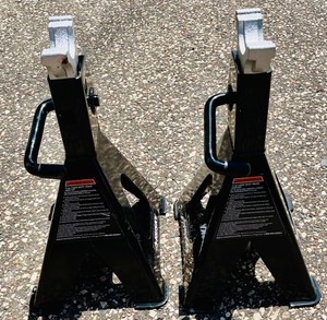 lot 34 image: Pair of Husky 3 Ton Light Duty Truck Jack Kits