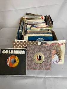 lot 72 image: Large Assortment of Vintage 45s
