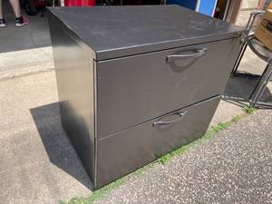 lot 86 image: 2 Drawer File Cabinet With Keys