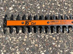 lot 94 image: 16 Inch Black and Decker Hedge Trimmer Model 8124
