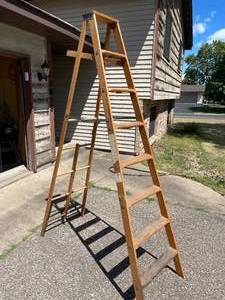 lot 46 image: 8 Foot Wooden Ladder