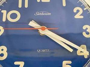 lot 102 image: Sunbeam Quartz Battery Operated Wall Mount Clock