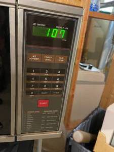 lot 131 image: Toshiba Microwave Model ER-176BT-1