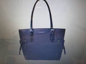 Michael Kors Voyager Signature East...