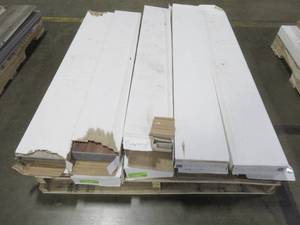lot 165 image: PALLET OF MISCELLANEOUS VINYL FLOORING.