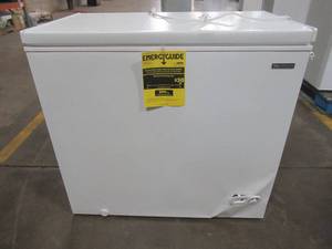 lot 174 image: Thomson Chest Freezer White (7.0 cu. ft.), TFRF710 - SLIGHTLY USED SCRATCH AND DENT - WORKS