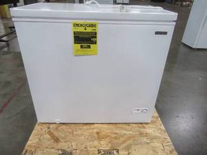 lot 195 image: Thomson Chest Freezer White (7.0 cu. ft.), TFRF710 - SLIGHTLY USED SCRATCH AND DENT - WORKS
