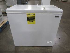 lot 196 image: Thomson Chest Freezer White (7.0 cu. ft.), TFRF710 - SLIGHTLY USED SCRATCH AND DENT - WORKS