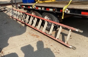 lot 504 image: 28 Ft Fiberglass Ladder