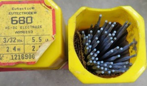 lot 18 image: 3 CONTAINERS OF 680 WELDING RODS