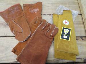 lot 96 image: BRAND NEW IN BAG TILMAN APRON & WELDING GLOVES AND MITS