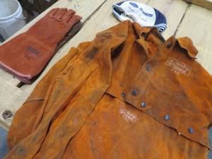 lot 97 image: ANCHOR BRAND WELDING JACKET WITH AIRGAS WELDING HATS & GEN EX GLOVES