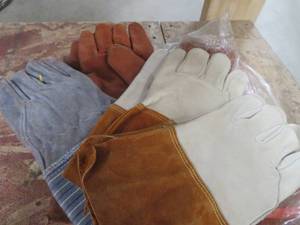 lot 101 image: 5 PAIRS OF WELDING GLOVES NEW OR ALMOST NEW