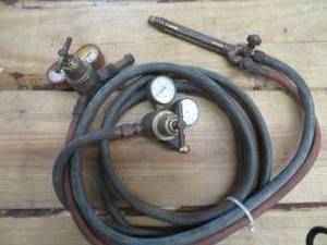 lot 119 image: VICTOR GAUGES AND HOSES