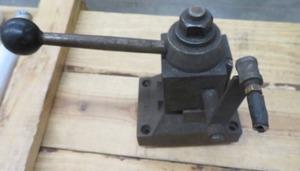 lot 129 image: ALORIS TOOL POST