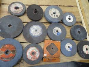 lot 138 image: BOX OF MISC. GRINDING WHEELS