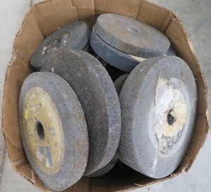 lot 143 image: LARGE BOX OF MISC GRINDING WHEELS