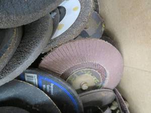 lot 150 image: BOX OF SMALL MISC. GRINDING WHEELS