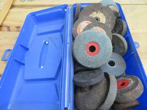 lot 153 image: LITTLE BOX OF MISC. GRINDING WHEELS