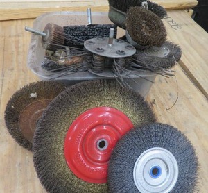 lot 154 image: BOX OF WIRED GRINDING WHEELS