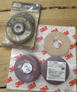 lot 159 image: IIT 5PC 4-12 GRINDING WHEEL & TRIAL PACK OF REGALITE RESIN BOND FIBRE GRIT-LOK DISCS