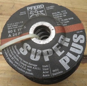 lot 164 image: STACK OF SMALL PFERD SUPER PLUS GRINDING WHEELS