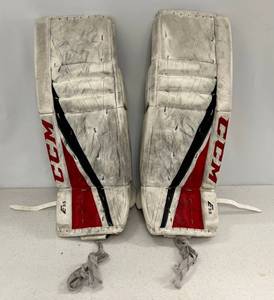 lot 19 image: CCM 28 Goalie Pads