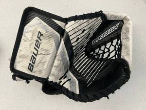 lot 63 image: Used Bauer Prodigy Youth Reg Goalie Catcher
